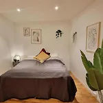 شقة Center Retreat With King Bed