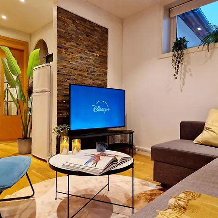Apartment Center Retreat With King Bed *
