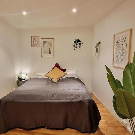 Apartment Center Retreat With King Bed